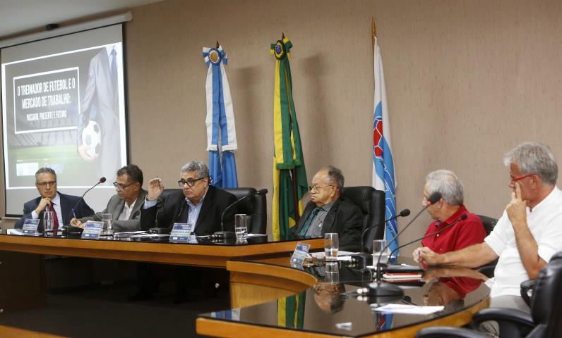 O treinador de futebol e o mercado de trabalho: passado, presente e futuro