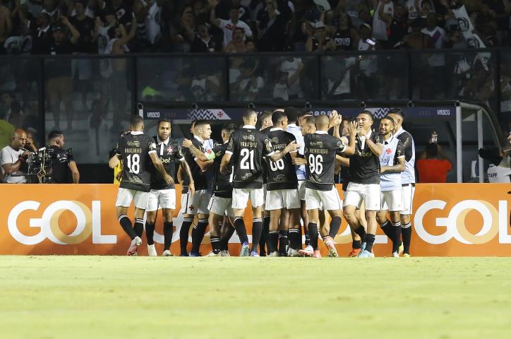 Vasco tem terceira vitória seguida e sobe na tabela