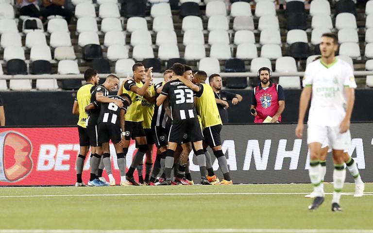 Botafogo vence o América MG e dispara na liderança