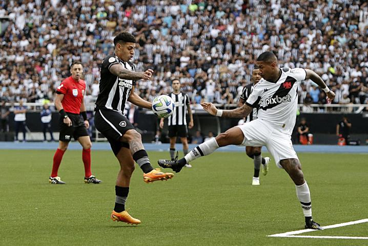 Botafogo vence mais um clássico e segue na ponta disparado