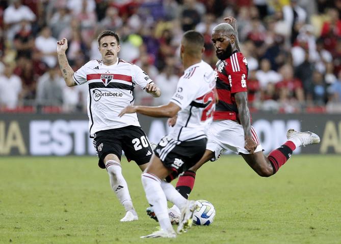 Flamengo e São Paulo ficam iguais no Maracanã